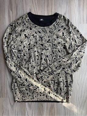 H&M Men's Black and Cream Paisley Crewneck Sweater